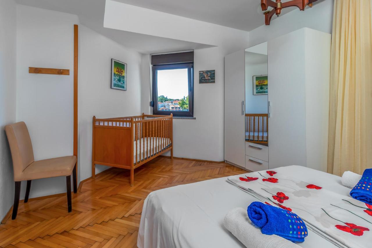 Maestral Apartments Malinska Buitenkant foto