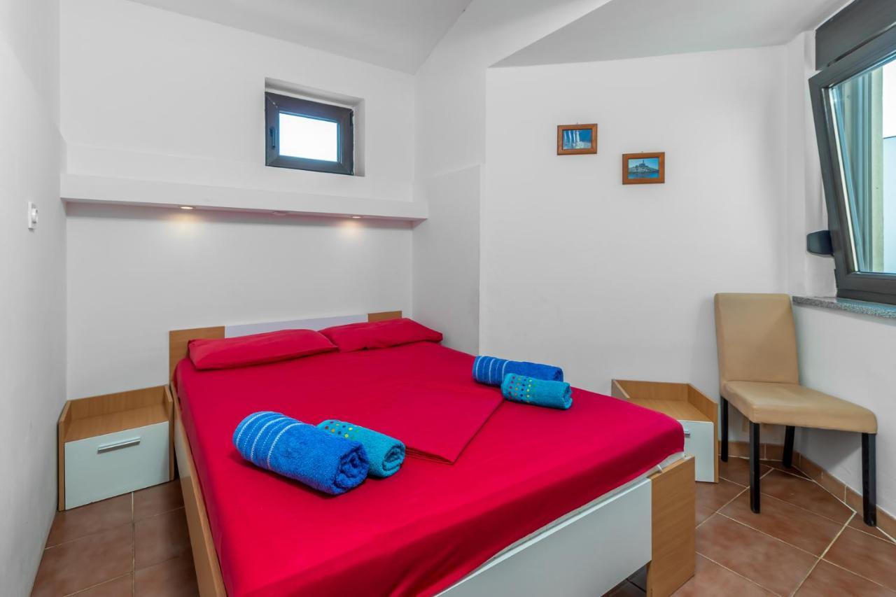 Maestral Apartments Malinska Buitenkant foto